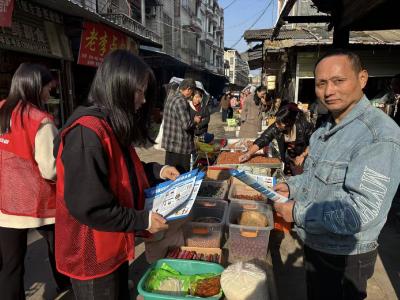 菜市场里话禁毒，贴近群众护平安