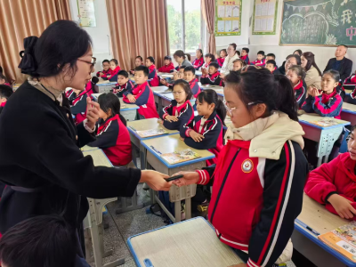 汉川经济开发区汉正小学 让领导干部上讲台