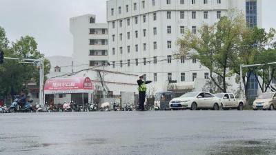 【视频】汉川交警守护国庆平安路