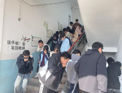 中洲中学开展消防安全疏散演练