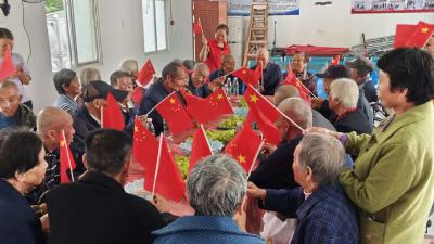 垌塚镇：双节慰问特困人员