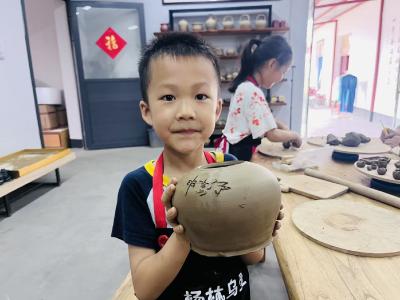 小游客探秘黑陶文化
