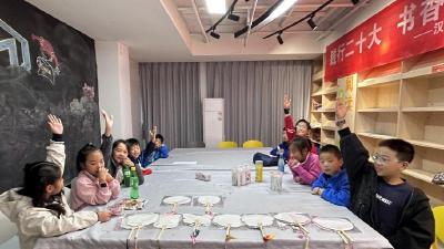 汉江书房思迈杰分馆举办“追忆中秋 扇绘团圆”主题活动