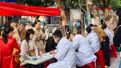 六合垸社区开展“服务百姓、关爱健康”义诊活动