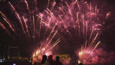 【视频】国庆假期首日 盛大烟花秀点亮天屿湖夜空