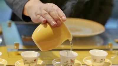 汉川金秋茶话会：百余名回归校友助力 96.8亿元投资与1400万元捐赠反哺家乡