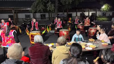 汈东街道：村支书上台演唱，重阳敬老暖人心