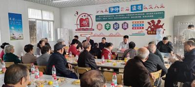 脉旺镇：重阳佳节 退休教师们返校园