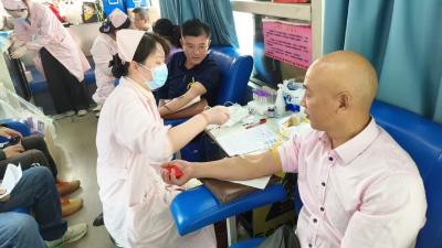马口镇：爱心接力 教师们踊跃参加无偿献血