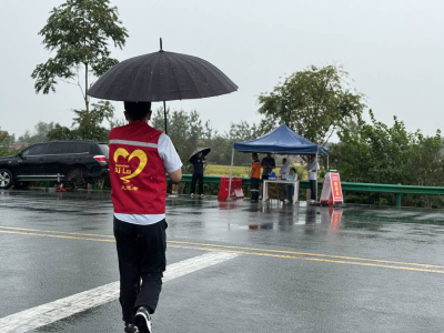 雨中坚守，温情护航！为双节旅途撑起“平安伞”