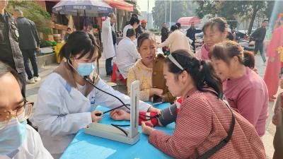西门桥社区开展重阳节便民活动