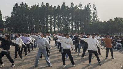 刘家隔中学：体操表演，展现校园青春风采