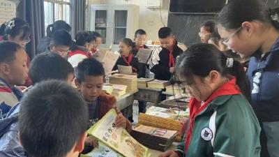 王垸小学：以展促学 课间作业展“圈粉”全校