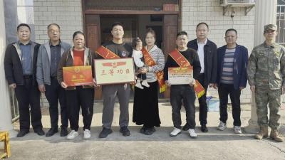 【视频】庙头镇为荣立三等功现役军人家属送喜报