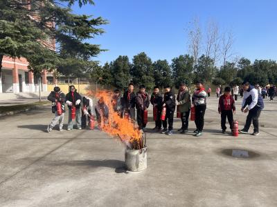 三汊中心小学举行2025年秋季消防应急疏散演习