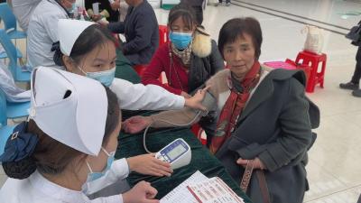 【视频】汉川市人民医院举办“世界慢阻肺日”义诊活动