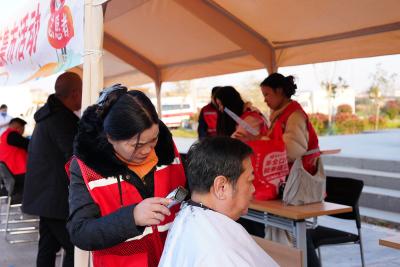 志愿公益集市“开”进庙头，暖心服务点亮初冬之夜