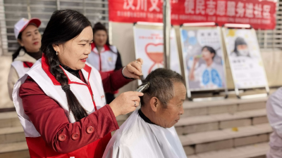 家门口的“幸福套餐”：义诊+义剪+磨刀，社区志愿服务超贴心