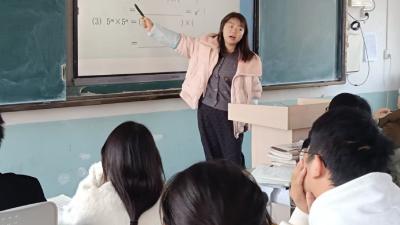 三尺讲台守初心 多岗深耕育桃李