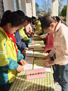 向阳小学：展优秀作业，促习惯养成