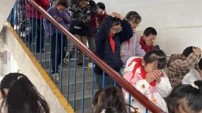 杨林小学开展消防安全演练 筑牢校园“防火墙”