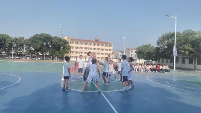 以球会友，逐梦赛场——两校篮球友谊赛激情上演