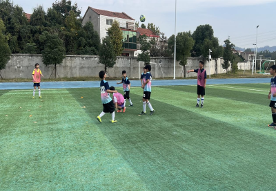 小学生们欢乐多，看足球场上展英姿