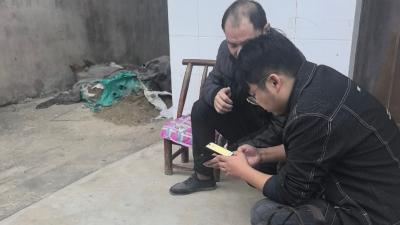 小板凳上办业务 乡村服务有温度