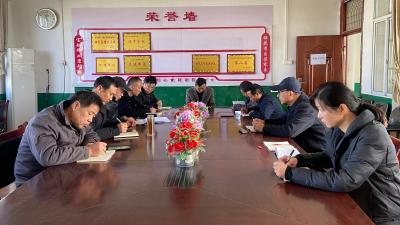 里潭中学“敲警钟”：专题学习让“躺平”干部“站起来”