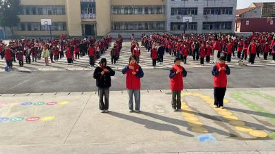 规范佩戴红领巾 争做文明好少年