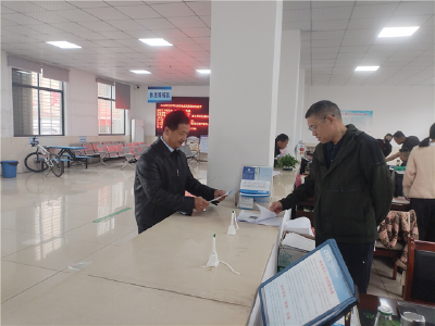 上门收保费 驱车办慢病 刘家隔镇村干部用服务换群众“笑颜”