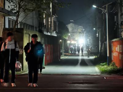 太阳能路灯顺利“上岗” 照亮学子放学路