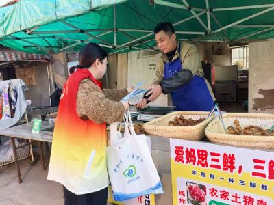 医保宣传走进菜场，参保热情持续升温