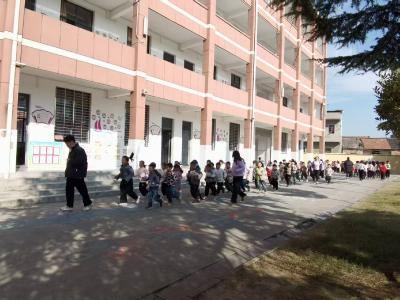 三汊中心小学：冬日校园燃动力 大课间锻炼火热开启