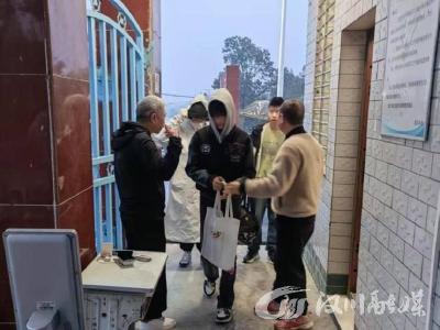 同学，带刀进校使不得