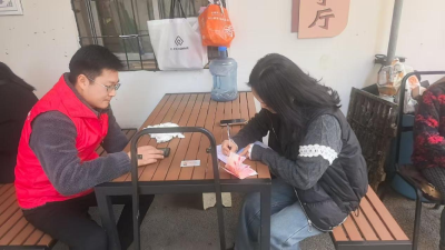 火猴山社区入户宣传  确保医保缴费“不漏一户”