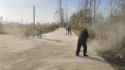 韩集乡：清扫路面聚合力 爱国卫生谱新篇  