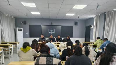 韩集宗申明声小学召开中期班主任工作会议