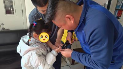汉川：女孩被指环“咬”手 消防快速“破环”救援