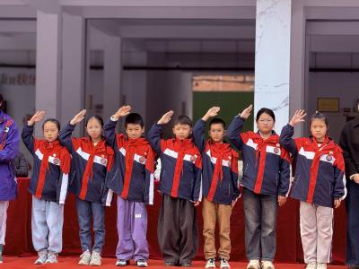 仙女山三小为174名少先队员颁发奖章