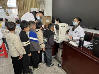 汉川市南河乡姜岭中心小学开展学生视力监测活动