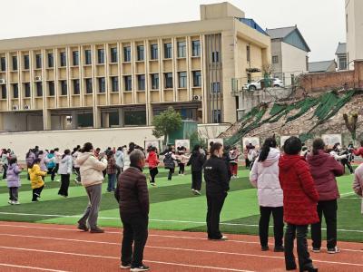 家校携手同行 这场家长会暖意浓
