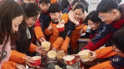 仙女山二小在学校里面搞起了野炊
