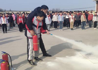 回龙中心小学开展消防安全应急演练