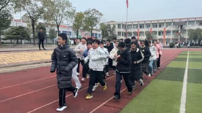 丁集学校启动冬季晨跑 为寒冬注入活力