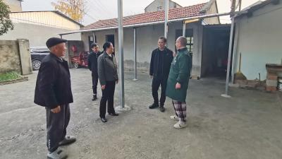 汉川法院党组书记赵咏梅赴黄龙湖村调研乡村振兴工作并走访脱贫户