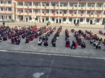 南河乡姜岭中心小学开展消防应急演练活动