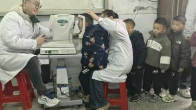丁集学校开展视力筛查 守护学生“心灵之窗”