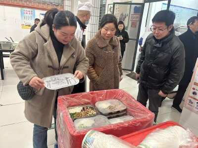 金马中学:家校同心护食安 陪餐监督暖童心