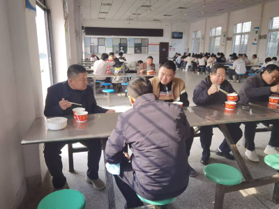 市教育局领导“空降”陪餐，暖心